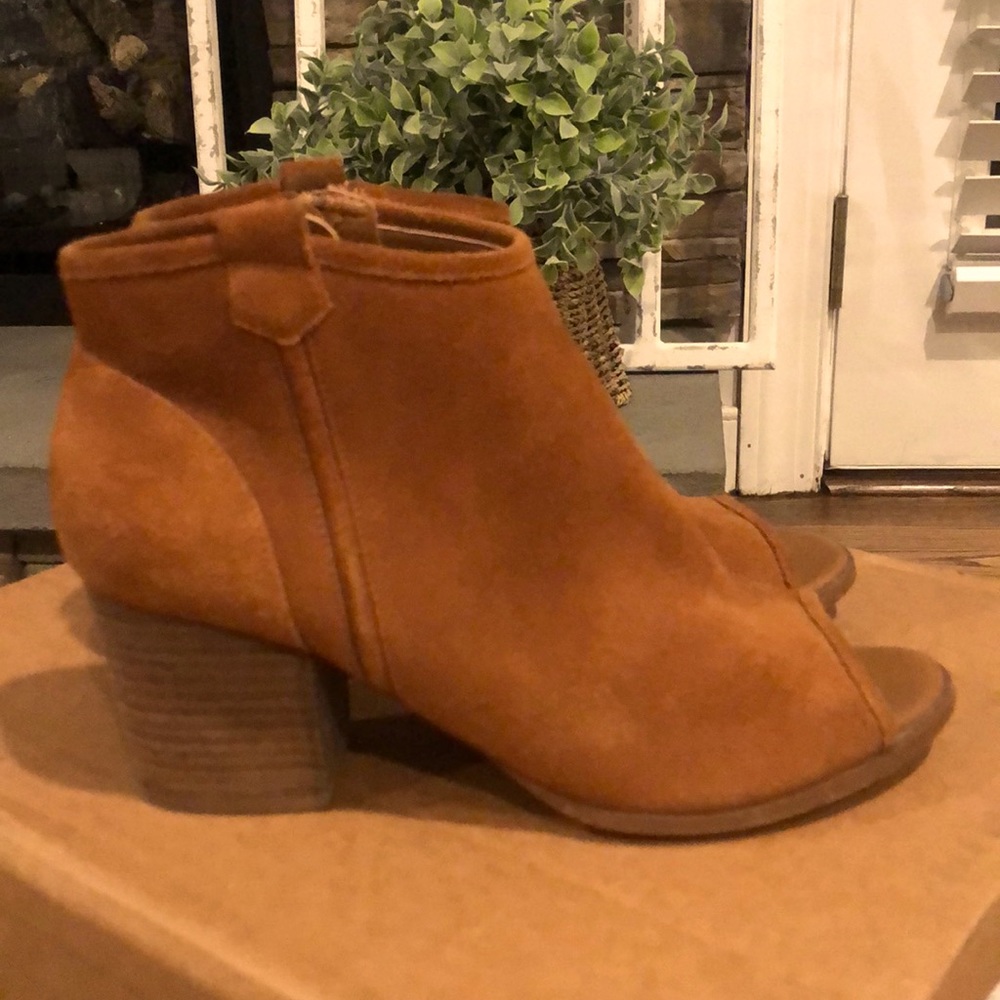 Aldo size 7.5 suede ankle boot